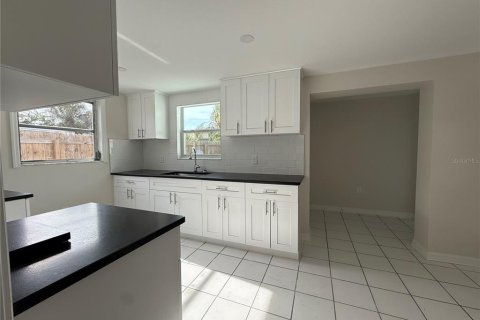 House in Holiday, Florida 3 bedrooms, 132.76 sq.m. № 2227865 - photo 12