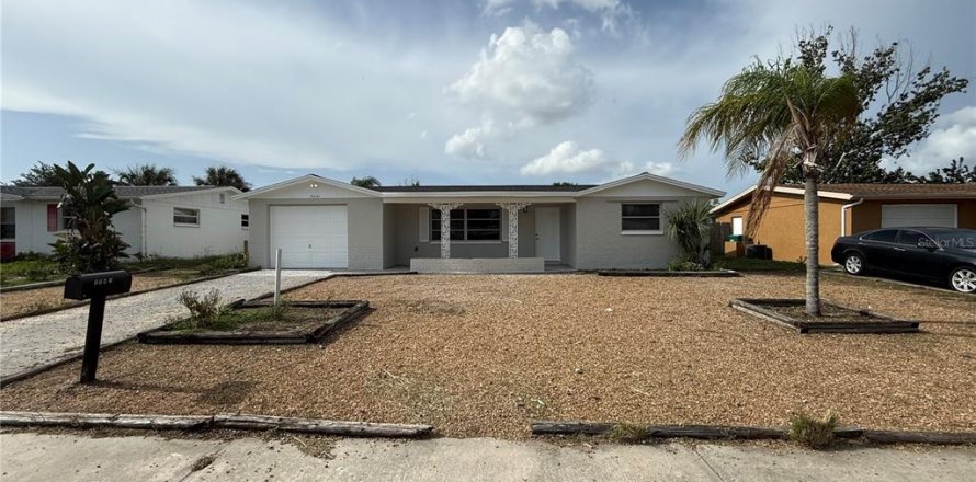 House in Holiday, Florida 3 bedrooms, 132.76 sq.m. № 2227865