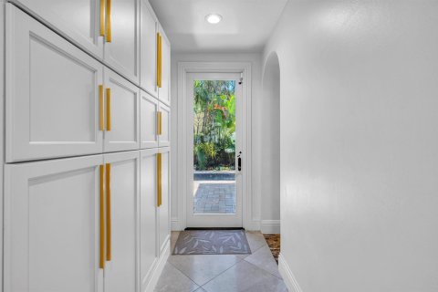 House in Fort Lauderdale, Florida 5 bedrooms, 424.1 sq.m. № 2190262 - photo 25