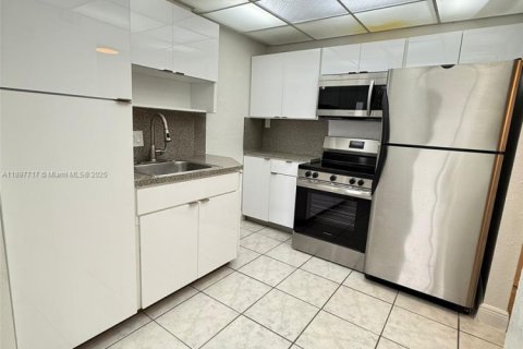 Copropriété à vendre à North Miami, Floride: 1 chambre, 68.75 m2 № 2014787 - photo 2
