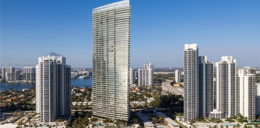 Condo à Sunny Isles Beach, Floride, 2 chambres № 1966838