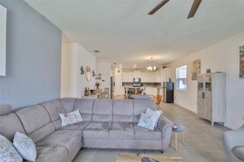 House in Riverview, Florida 5 bedrooms, 382.01 sq.m. № 1723428 - photo 13