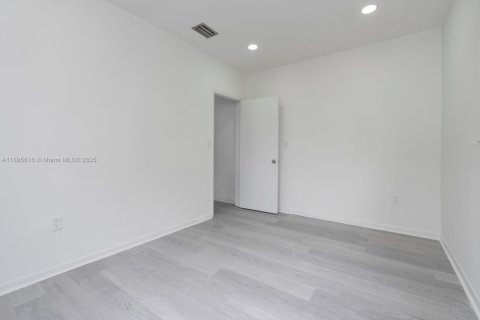 Villa ou maison à louer à Miami, Floride: 1 chambre, 50.17 m2 № 1947245 - photo 9