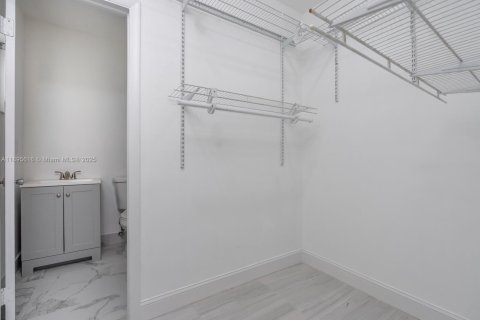 Villa ou maison à louer à Miami, Floride: 1 chambre, 50.17 m2 № 1947245 - photo 10