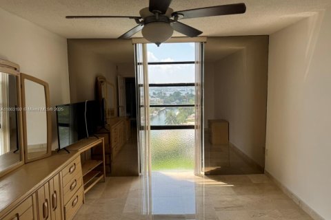 Снять в аренду кондоминиум в Норт-Майами, Флорида 1 спальня, 91.97м2, № 1892633 - фото 13