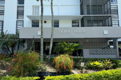 Снять в аренду кондоминиум в Норт-Майами, Флорида 1 спальня, 91.97м2, № 1892633 - фото 1