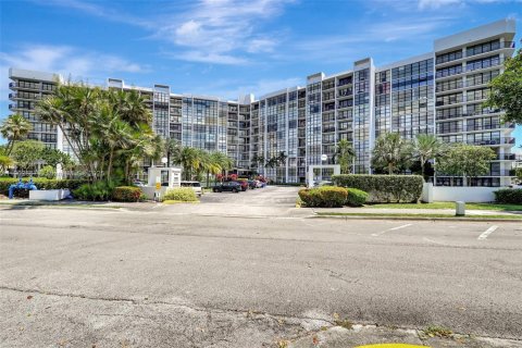 Condo in Hallandale Beach, Florida, 2 bedrooms  № 1953035 - photo 22