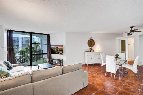 Condo in Hallandale Beach, Florida, 2 bedrooms  № 1953035 - photo 11