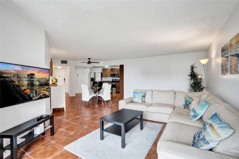 Condo in Hallandale Beach, Florida, 2 bedrooms  № 1953035 - photo 2