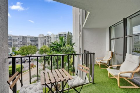 Condo in Hallandale Beach, Florida, 2 bedrooms  № 1953035 - photo 13