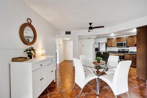 Condo in Hallandale Beach, Florida, 2 bedrooms  № 1953035 - photo 3