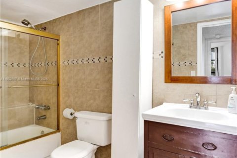 Condo in Hallandale Beach, Florida, 2 bedrooms  № 1953035 - photo 19