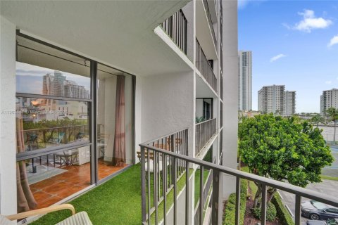 Condo in Hallandale Beach, Florida, 2 bedrooms  № 1953035 - photo 14