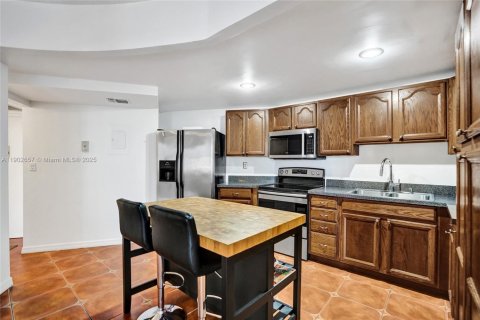 Condo in Hallandale Beach, Florida, 2 bedrooms  № 1953035 - photo 8