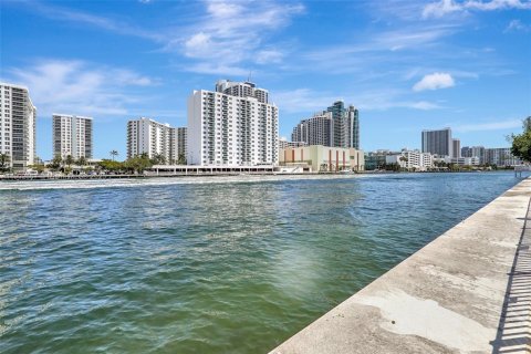 Condo in Hallandale Beach, Florida, 2 bedrooms  № 1953035 - photo 28