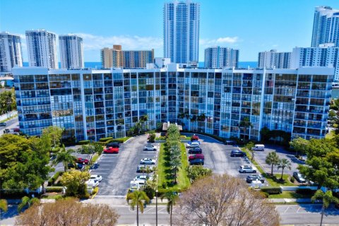 Condo in Hallandale Beach, Florida, 2 bedrooms  № 1953035 - photo 20