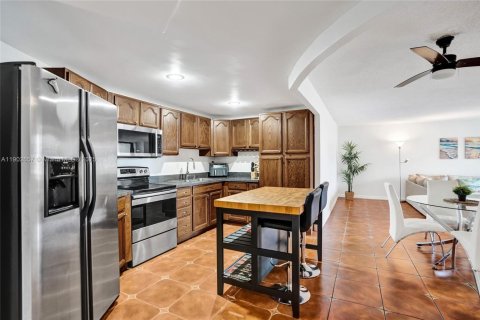 Condo in Hallandale Beach, Florida, 2 bedrooms  № 1953035 - photo 4