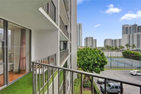 Condo in Hallandale Beach, Florida, 2 bedrooms  № 1953035 - photo 15