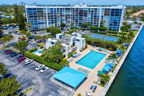 Condo in Hallandale Beach, Florida, 2 bedrooms  № 1953035 - photo 1