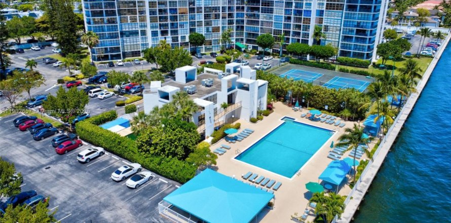 Condo in Hallandale Beach, Florida, 2 bedrooms  № 1953035