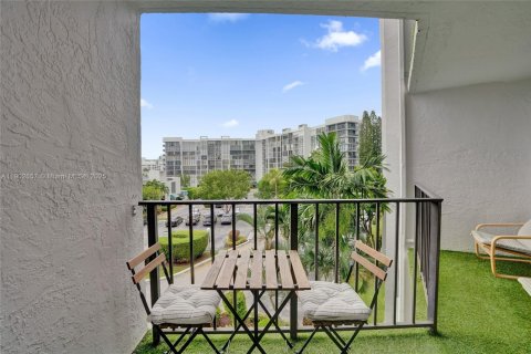 Condo in Hallandale Beach, Florida, 2 bedrooms  № 1953035 - photo 12
