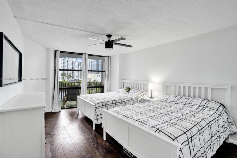 Condo in Hallandale Beach, Florida, 2 bedrooms  № 1953035 - photo 6