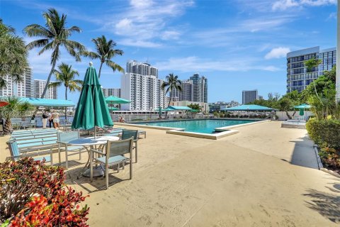 Condo in Hallandale Beach, Florida, 2 bedrooms  № 1953035 - photo 25
