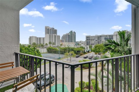 Condo in Hallandale Beach, Florida, 2 bedrooms  № 1953035 - photo 16