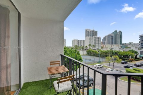 Condo in Hallandale Beach, Florida, 2 bedrooms  № 1953035 - photo 17