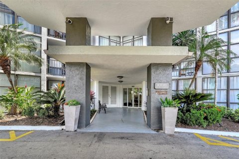 Condo in Hallandale Beach, Florida, 2 bedrooms  № 1953035 - photo 23