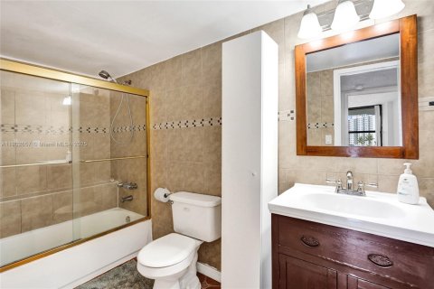 Condo in Hallandale Beach, Florida, 2 bedrooms  № 1953035 - photo 18