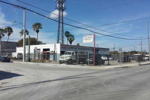 Commercial property in Miami, Florida № 2074993