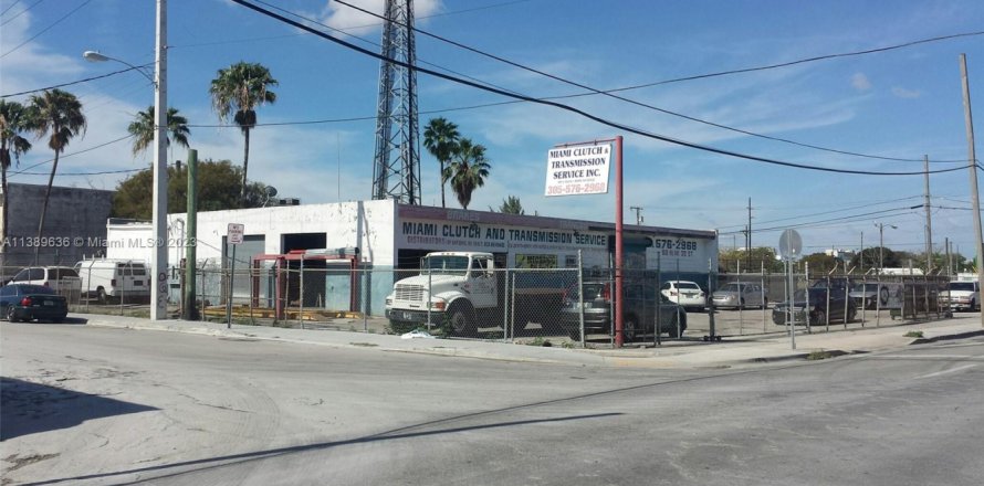 Commercial property in Miami, Florida № 2074993
