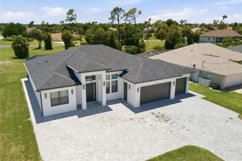 House in Rotonda, Florida 4 bedrooms, 208.29 sq.m. № 2212335 - photo 3