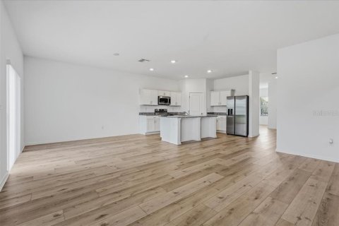 Casa en venta en Zephyrhills, Florida, 5 dormitorios, 253.81 m2 № 2426847 - foto 8