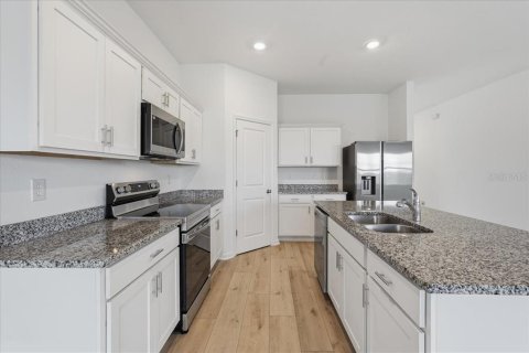 Casa en venta en Zephyrhills, Florida, 5 dormitorios, 253.81 m2 № 2426847 - foto 12