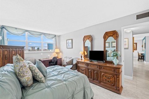 Condo in Hallandale Beach, Florida, 2 bedrooms  № 1939791 - photo 12