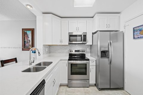 Condo in Hallandale Beach, Florida, 2 bedrooms  № 1939791 - photo 4