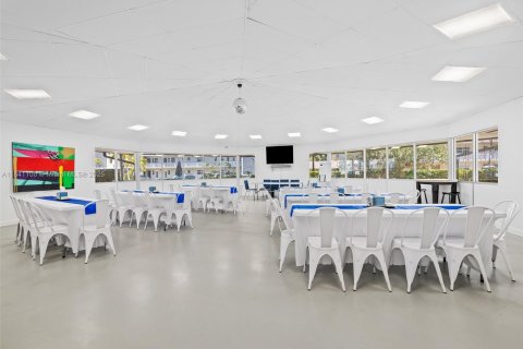 Condo in Hallandale Beach, Florida, 2 bedrooms  № 1939791 - photo 24