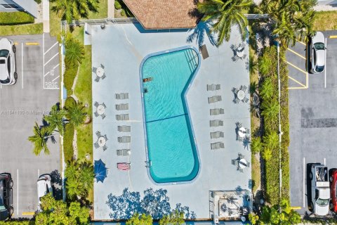 Condo in Hallandale Beach, Florida, 2 bedrooms  № 1939791 - photo 20