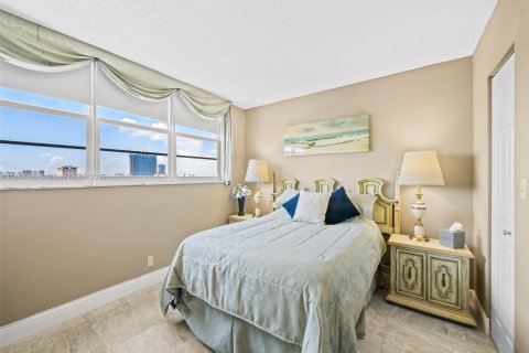 Condo in Hallandale Beach, Florida, 2 bedrooms  № 1939791 - photo 8