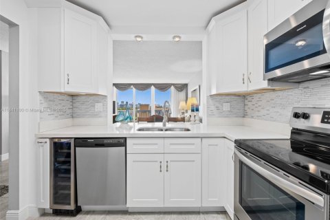 Condo in Hallandale Beach, Florida, 2 bedrooms  № 1939791 - photo 6