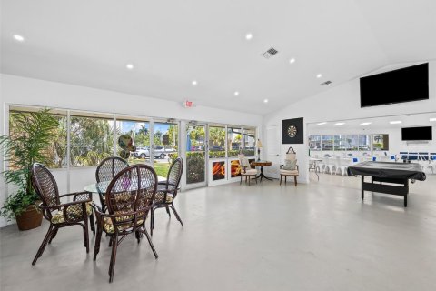 Condo in Hallandale Beach, Florida, 2 bedrooms  № 1939791 - photo 25