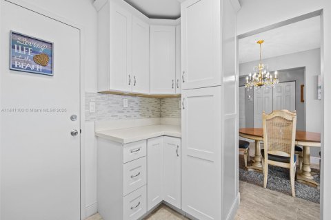 Condo in Hallandale Beach, Florida, 2 bedrooms  № 1939791 - photo 5