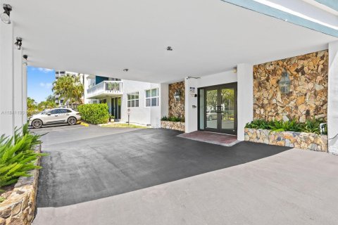 Condo in Hallandale Beach, Florida, 2 bedrooms  № 1939791 - photo 22