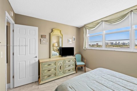Condo in Hallandale Beach, Florida, 2 bedrooms  № 1939791 - photo 9