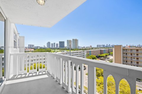 Condo in Hallandale Beach, Florida, 2 bedrooms  № 1939791 - photo 14