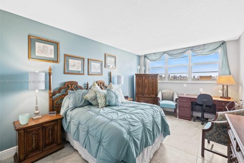 Condo in Hallandale Beach, Florida, 2 bedrooms  № 1939791 - photo 11