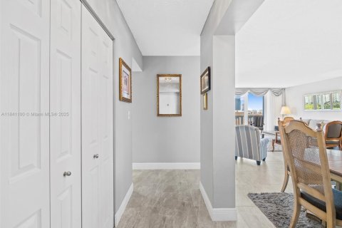 Condo in Hallandale Beach, Florida, 2 bedrooms  № 1939791 - photo 2