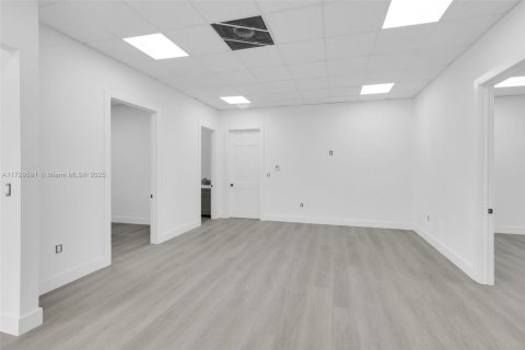 Propiedad comercial en venta en Coral Springs, Florida № 1962024 - foto 23